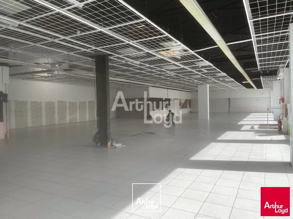 LA CHAUSSÉE SAINT VICTOR - LOCATION LOCAL D'ACTIVITÉ OU COMMERCIAL DE 584 M² - BELLE VISIBILITÉ